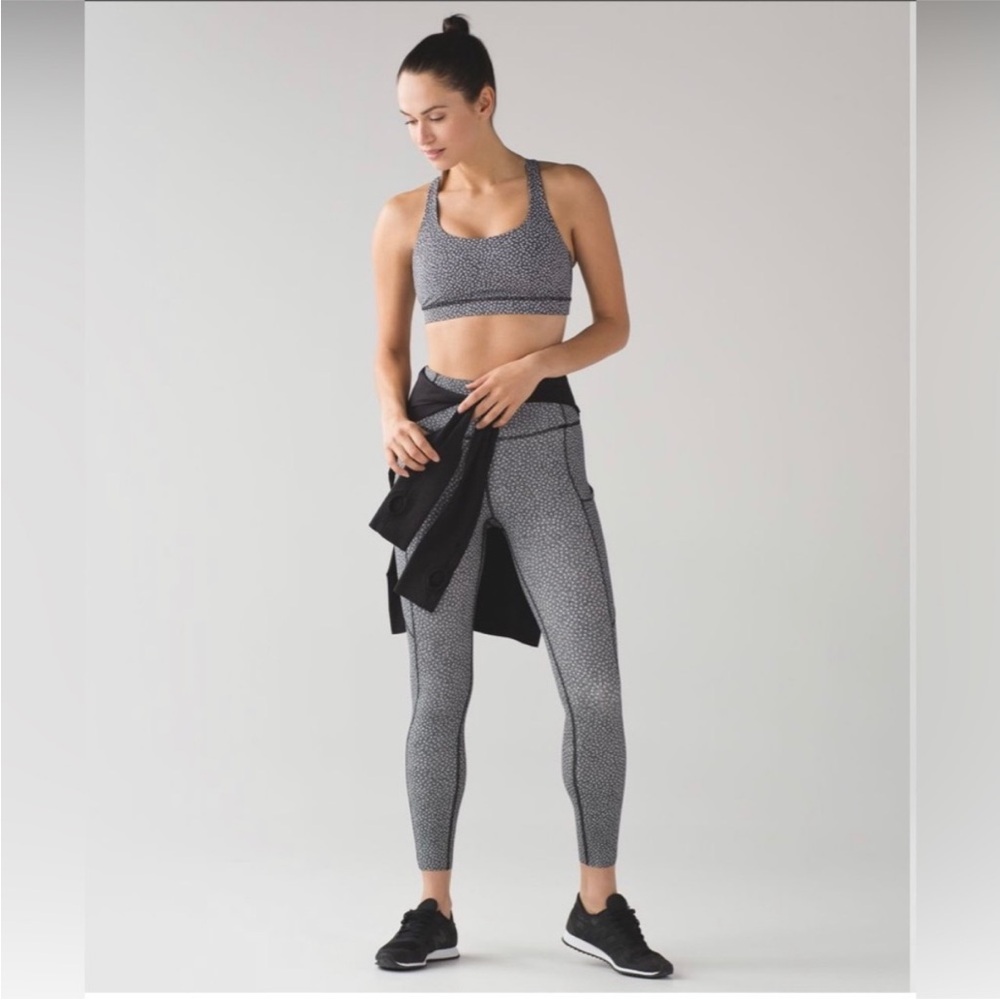 Lululemon Fast and Free in frozen frizz white black Size 4 7/8 legging Nulux EUC - Picture 3 of 17